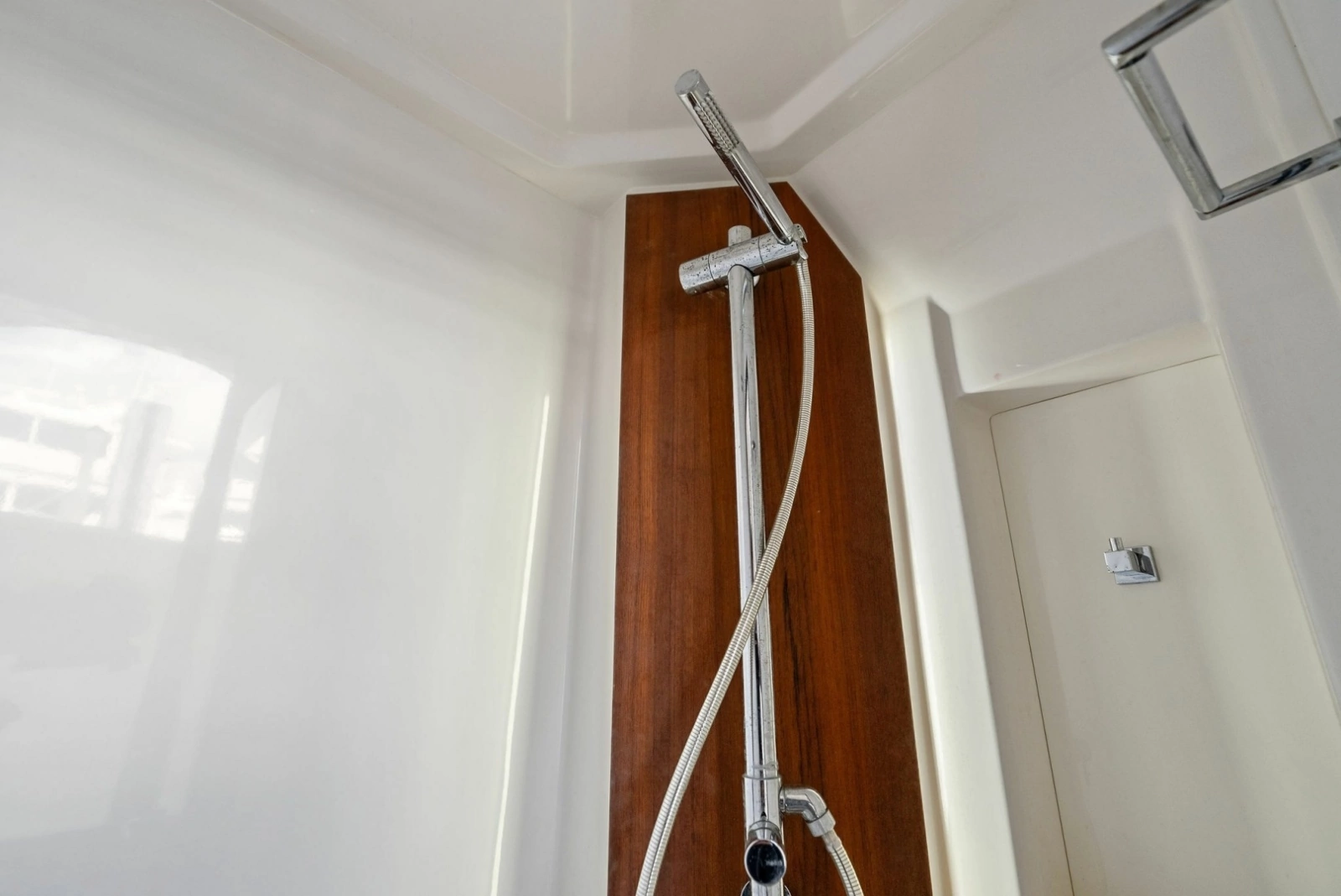 2020 Jupiter 43 SF MENACE Shower