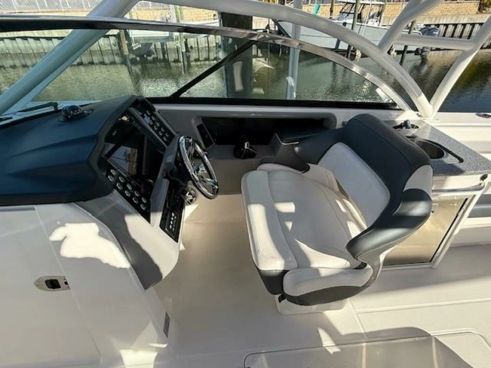 2021 Robalo R317 photo 2