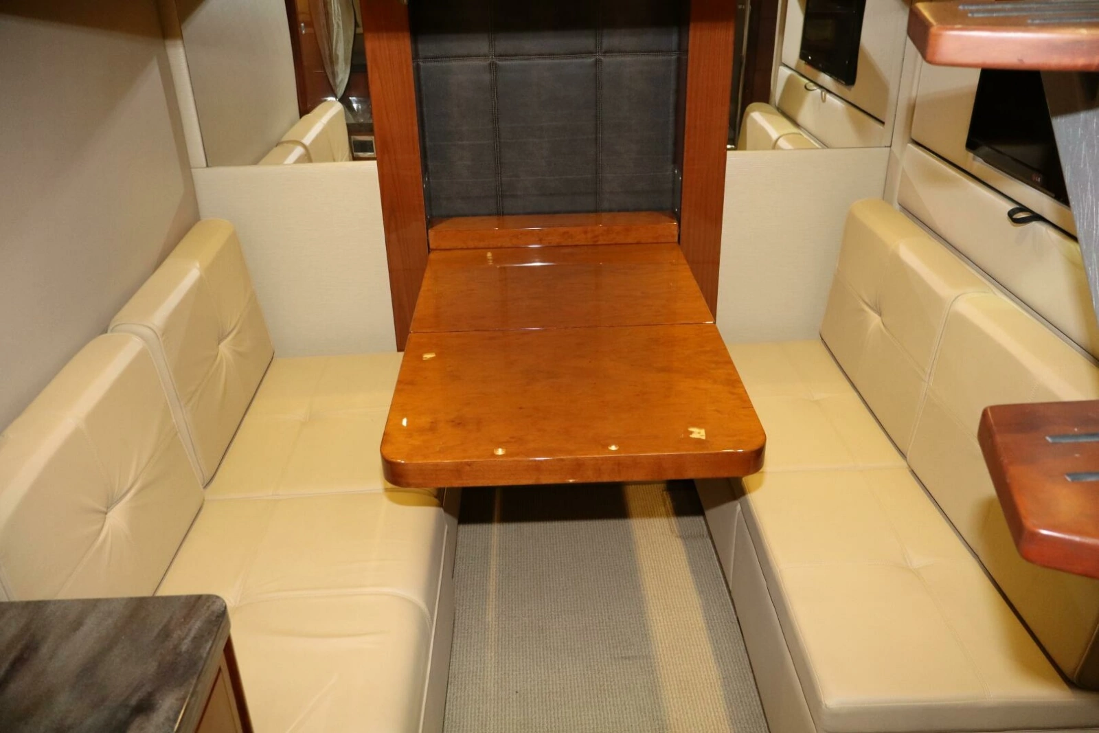2015 Sea Ray 410 Sundancer photo 10