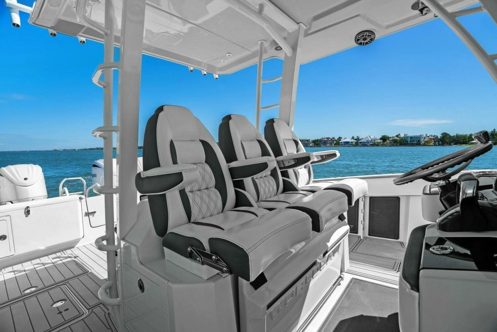 2022 World Cat 400 CC-X - Helm Seating