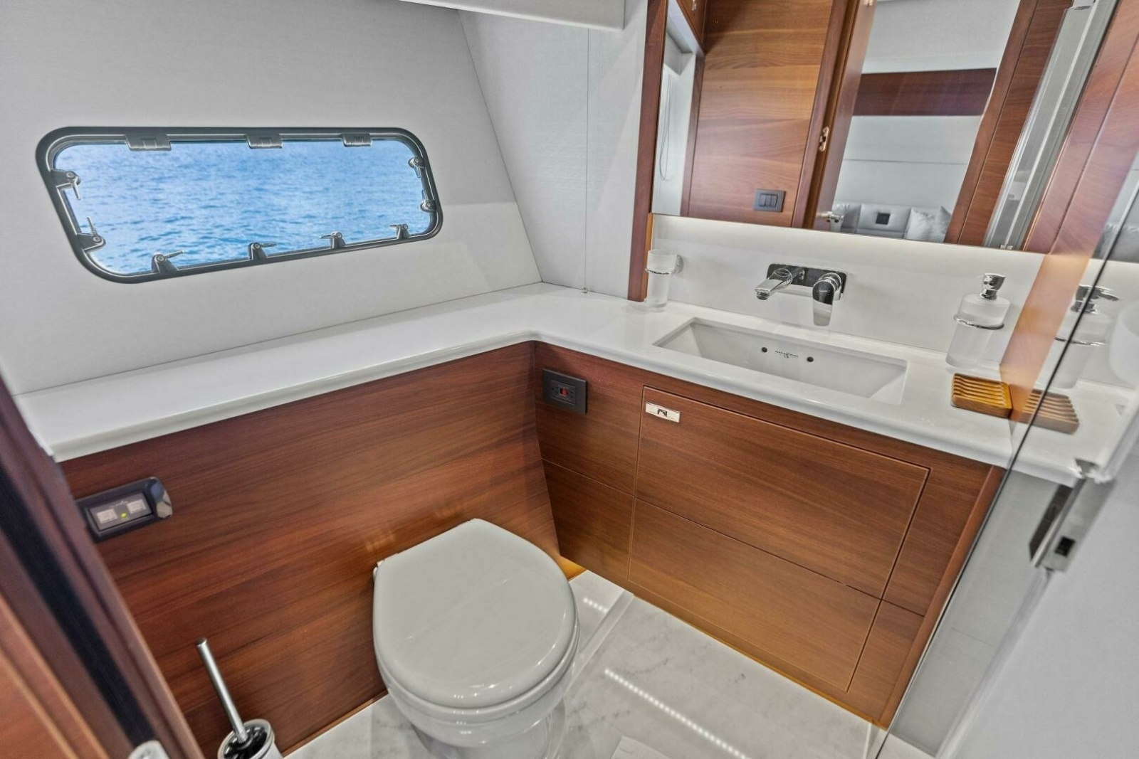 75' 2018 Princess Y75 Motor Yacht