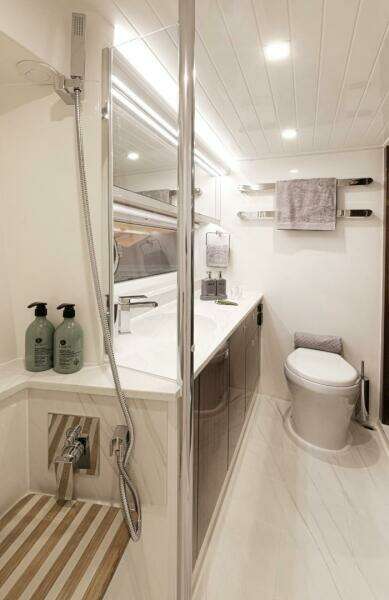 022 Riviera 72 SMY SII Master Ensuite