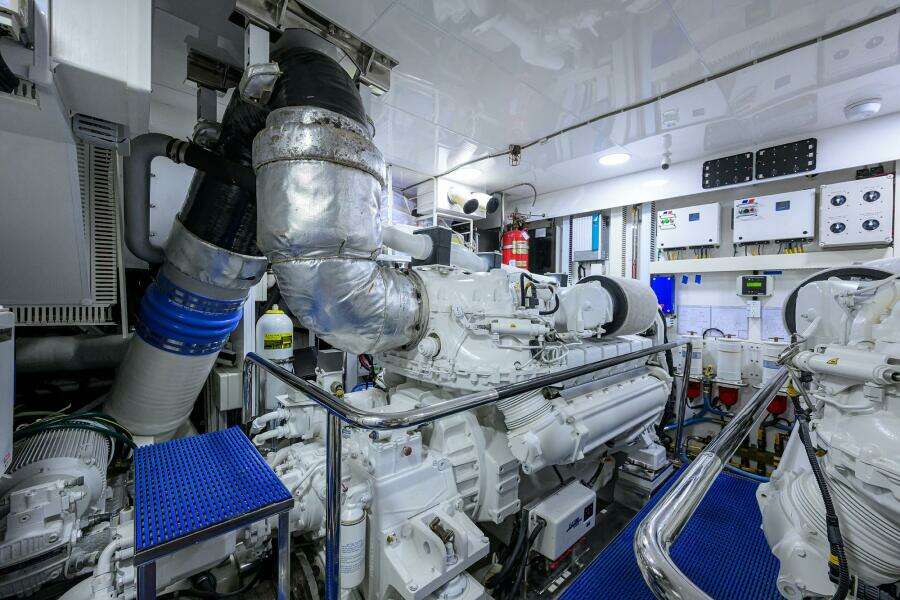 CLAYPEN 90ft Ocean Alexander Yacht For Sale