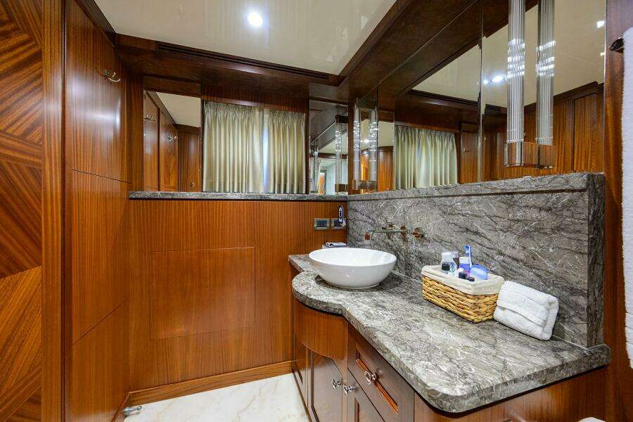 CLAYPEN 90ft Ocean Alexander Yacht For Sale