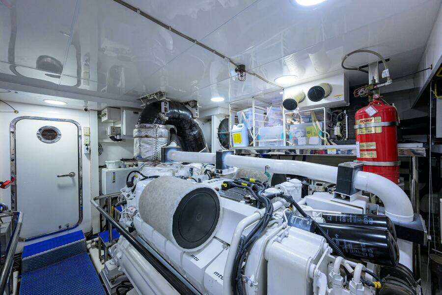 CLAYPEN 90ft Ocean Alexander Yacht For Sale