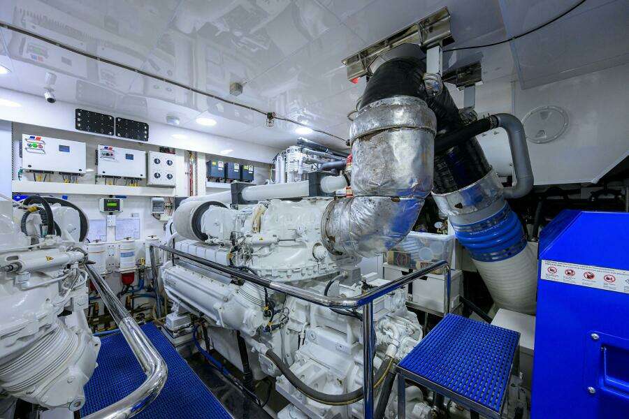CLAYPEN 90ft Ocean Alexander Yacht For Sale