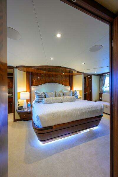 CLAYPEN 90ft Ocean Alexander Yacht For Sale
