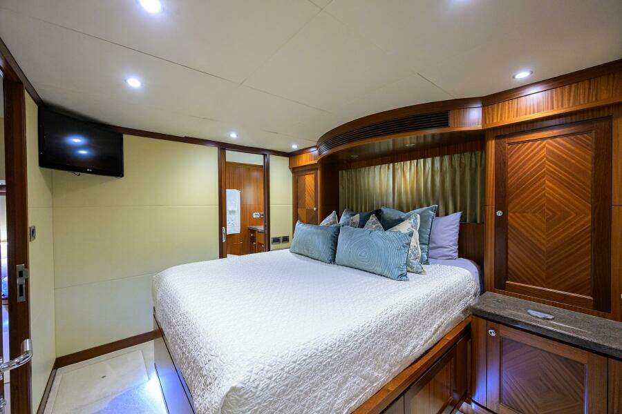 CLAYPEN 90ft Ocean Alexander Yacht For Sale