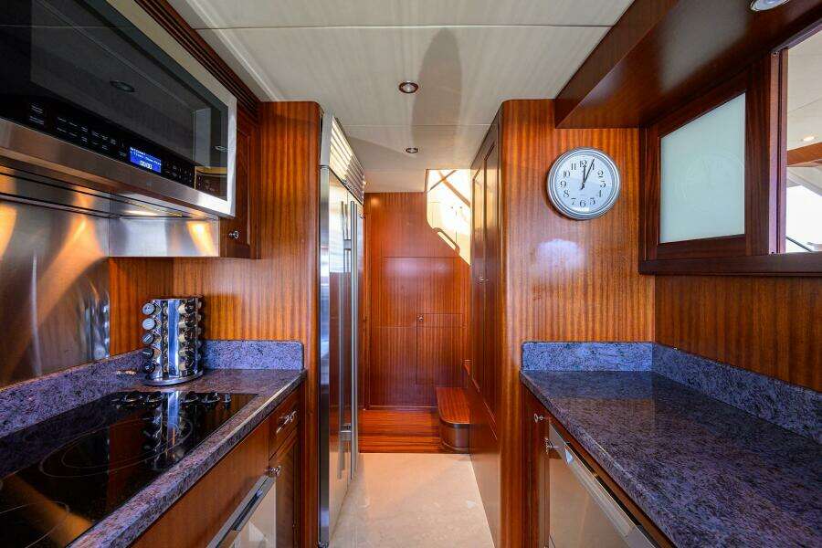 CLAYPEN 90ft Ocean Alexander Yacht For Sale