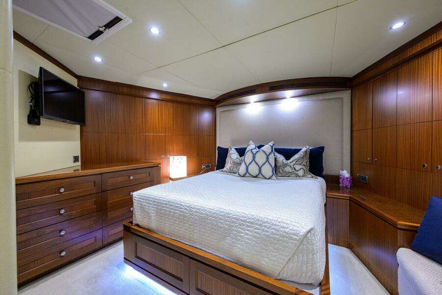 CLAYPEN 90ft Ocean Alexander Yacht For Sale