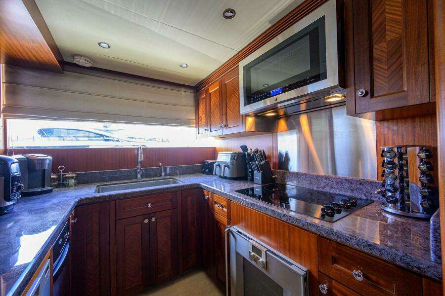 CLAYPEN 90ft Ocean Alexander Yacht For Sale