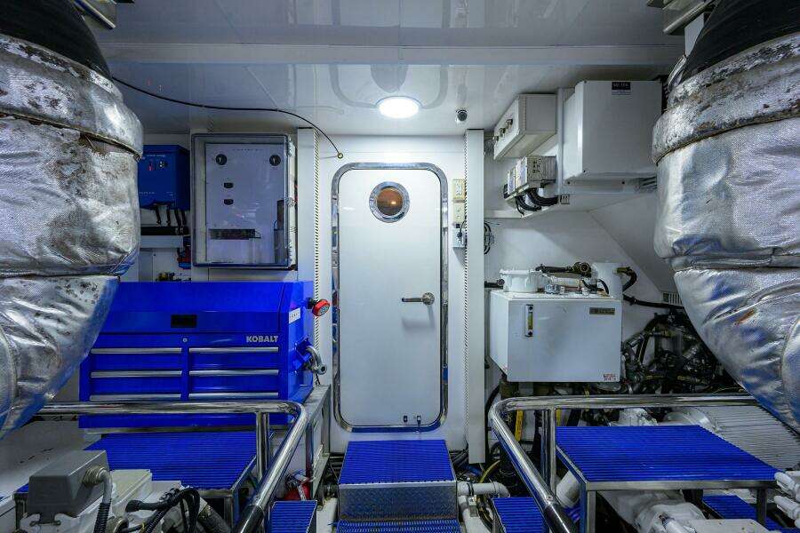 CLAYPEN 90ft Ocean Alexander Yacht For Sale