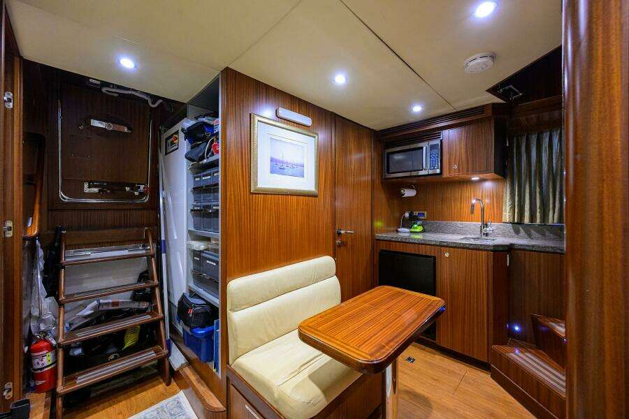 CLAYPEN 90ft Ocean Alexander Yacht For Sale