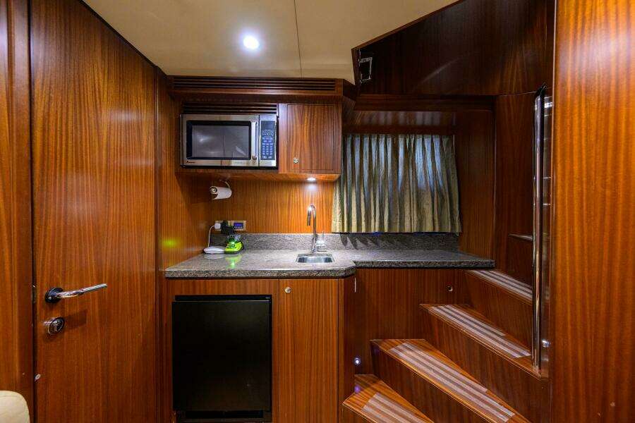 CLAYPEN 90ft Ocean Alexander Yacht For Sale