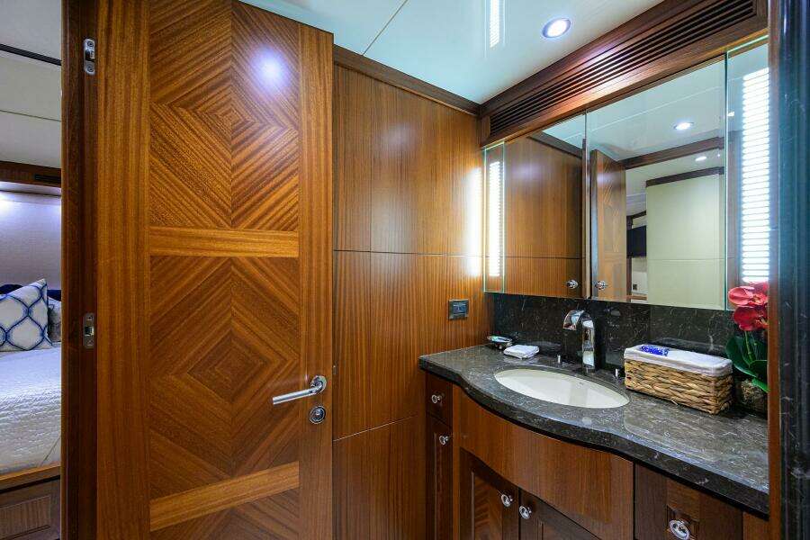 CLAYPEN 90ft Ocean Alexander Yacht For Sale