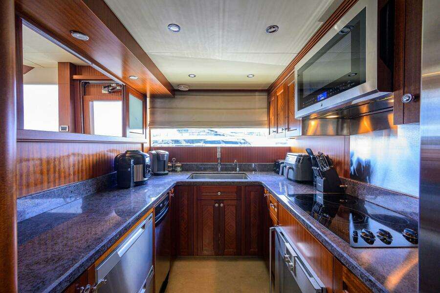 CLAYPEN 90ft Ocean Alexander Yacht For Sale