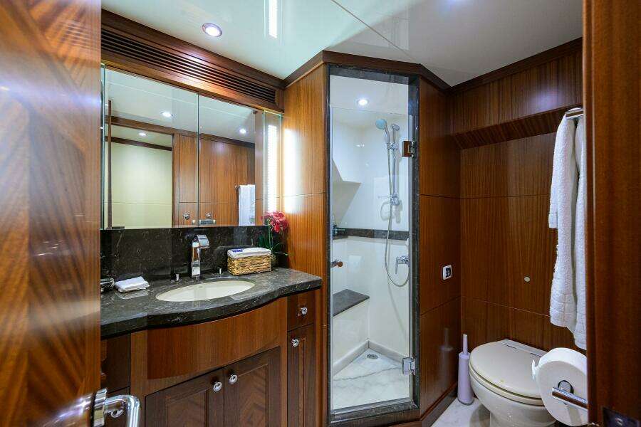 CLAYPEN 90ft Ocean Alexander Yacht For Sale