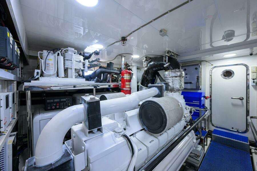 CLAYPEN 90ft Ocean Alexander Yacht For Sale