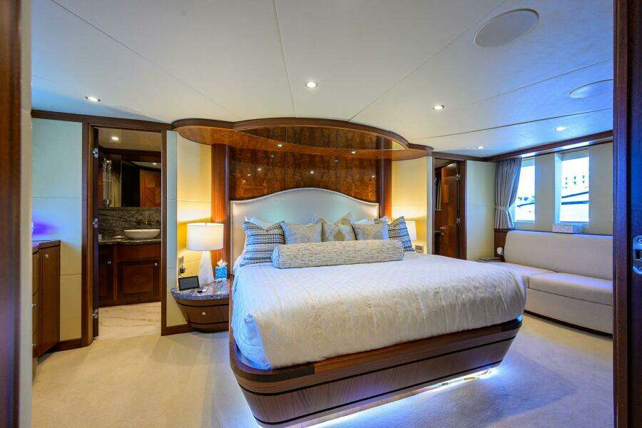 CLAYPEN 90ft Ocean Alexander Yacht For Sale