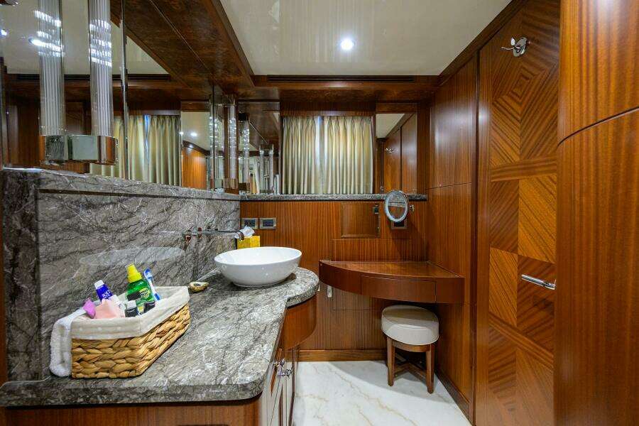 CLAYPEN 90ft Ocean Alexander Yacht For Sale