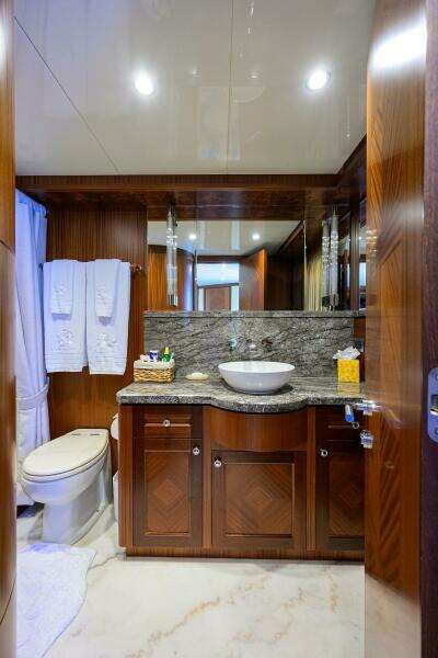 CLAYPEN 90ft Ocean Alexander Yacht For Sale