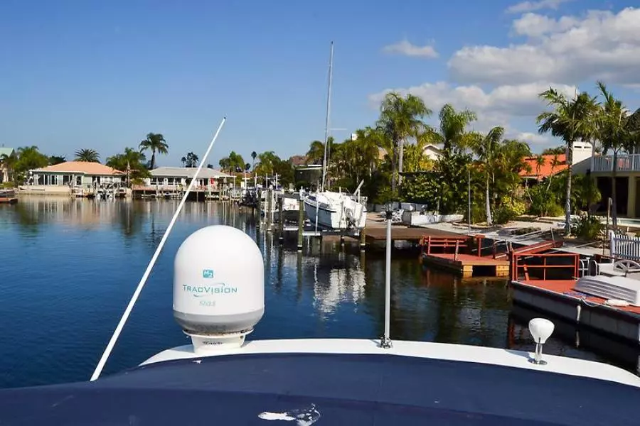 2006 Cruisers Yachts 320 Express