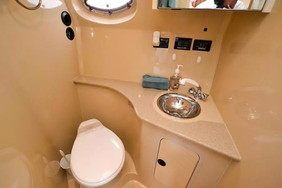 2006 Cruisers Yachts 320 Express