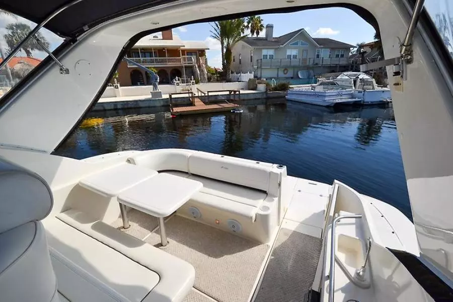 2006 Cruisers Yachts 320 Express