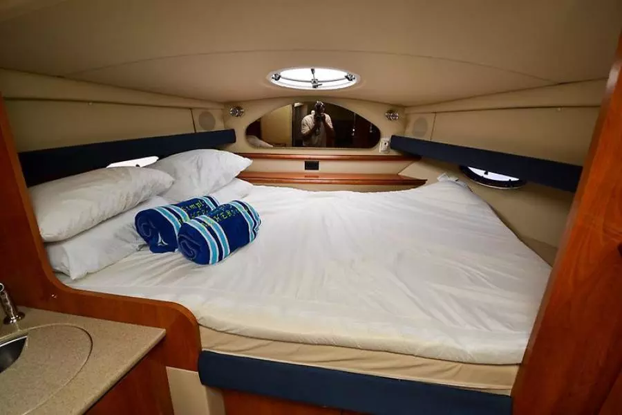 2006 Cruisers Yachts 320 Express