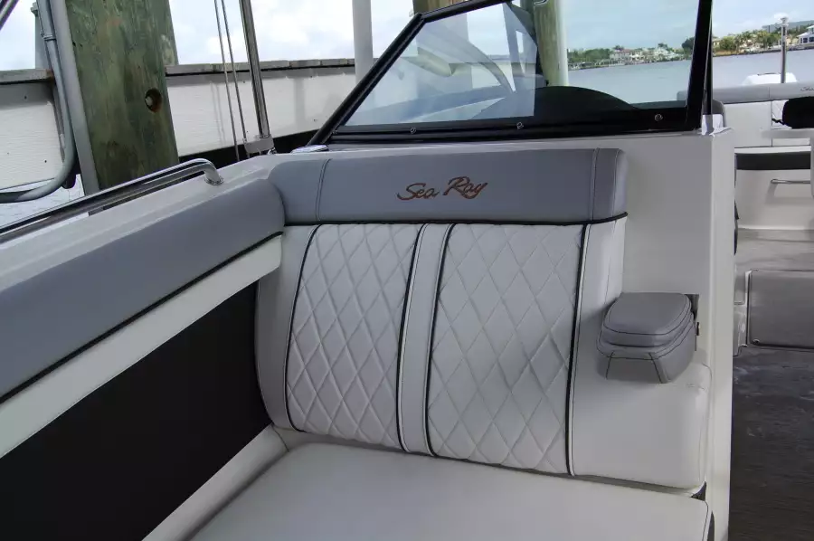 2016 Sea Ray 270 Sundeck Outboard