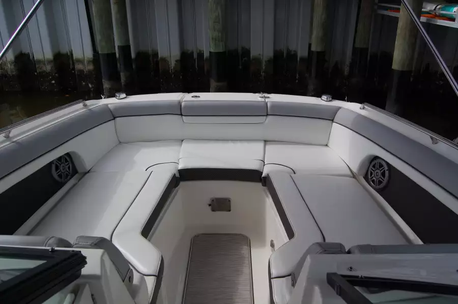 2016 Sea Ray 270 Sundeck Outboard