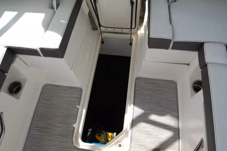 2016 Sea Ray 270 Sundeck Outboard