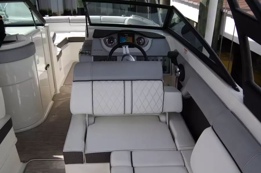 2016 Sea Ray 270 Sundeck Outboard