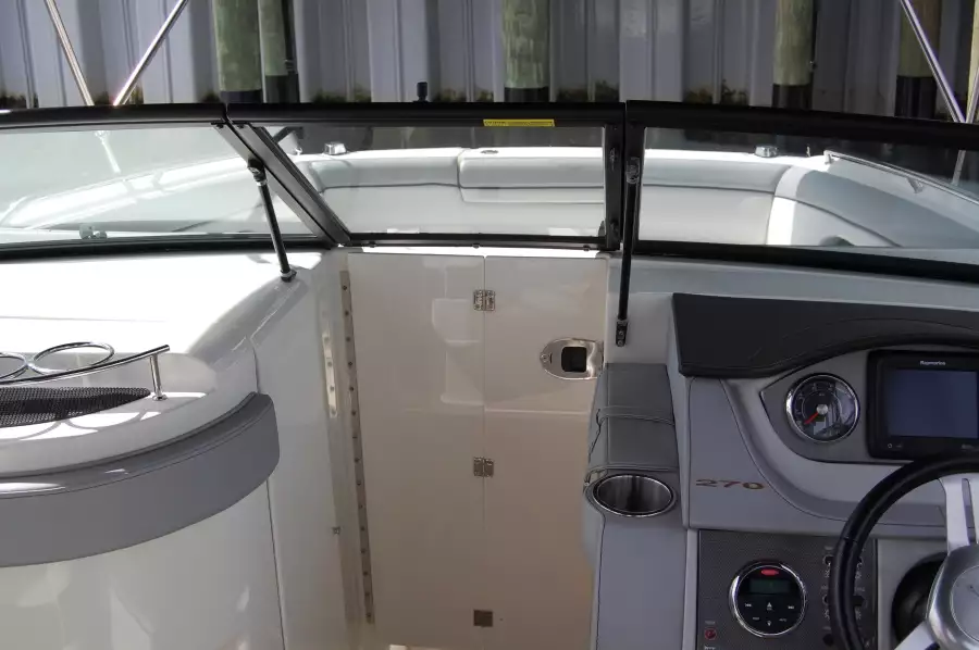 2016 Sea Ray 270 Sundeck Outboard
