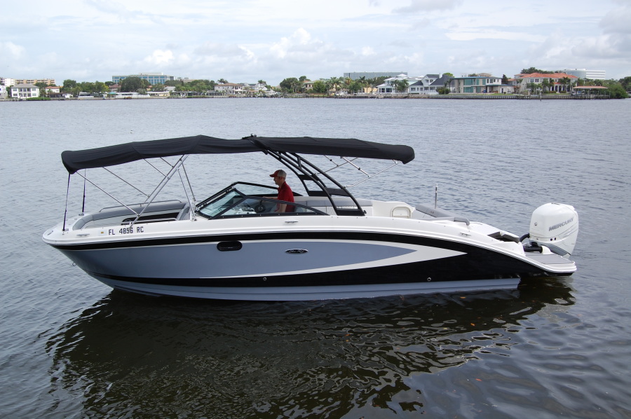 2016 Sea Ray 270 Sundeck Outboard