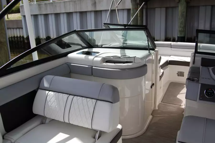 2016 Sea Ray 270 Sundeck Outboard