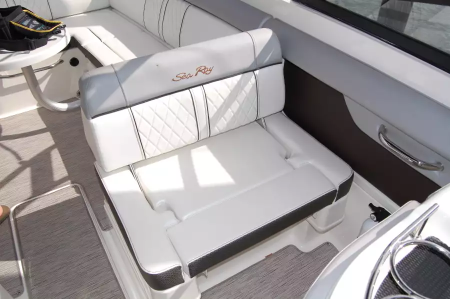 2016 Sea Ray 270 Sundeck Outboard