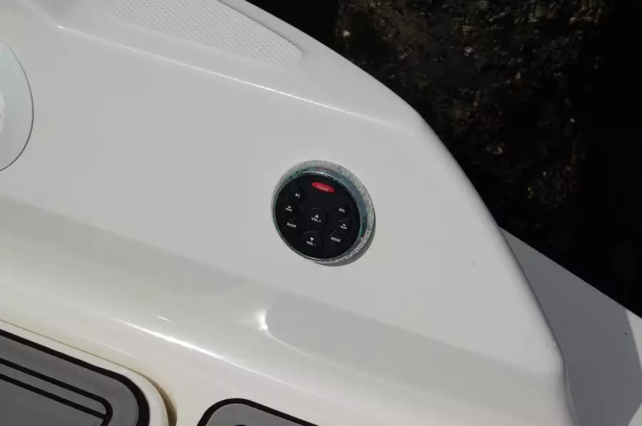 2016 Sea Ray 270 Sundeck Outboard