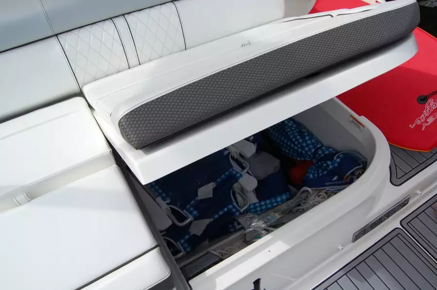 2016 Sea Ray 270 Sundeck Outboard