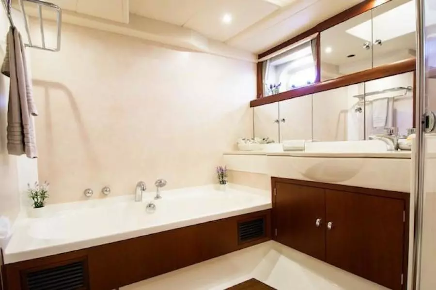 Pandemonium 82ft Oyster Yacht For Sale