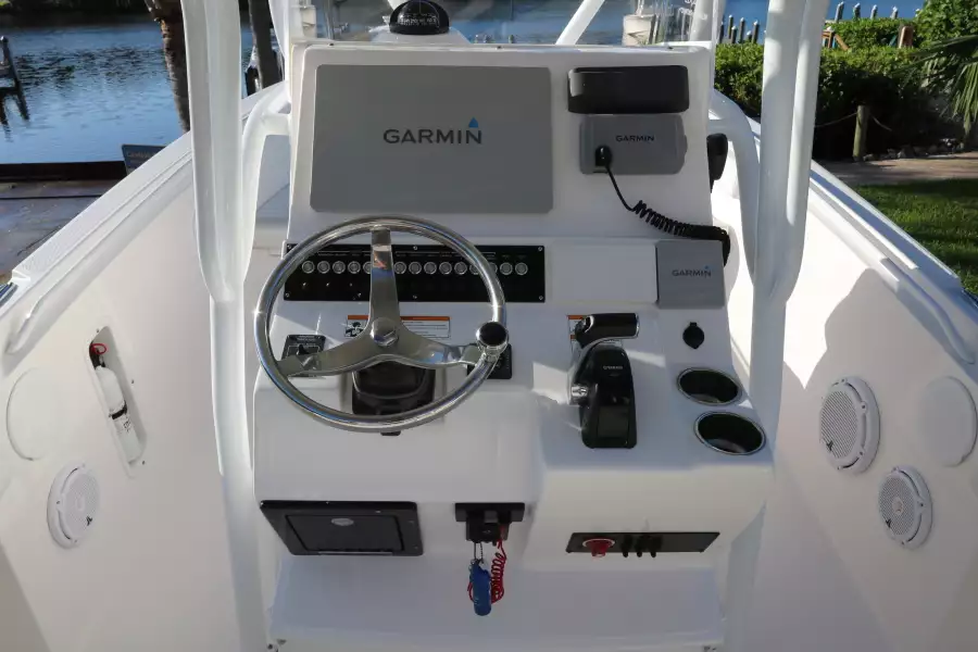 2015 Edgewater 245 Center Console - Garmin Electronics with Suncovers