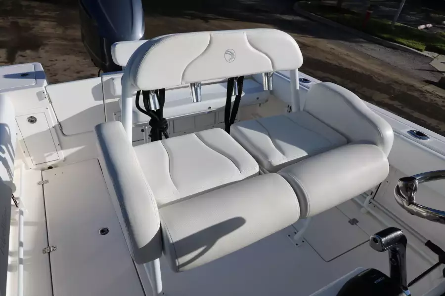 2015 Edgewater 245 Center Console - Helm Seat with Bolsters