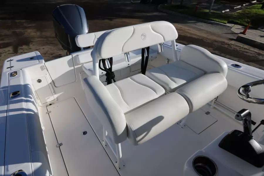 2015 Edgewater 245 Center Console - Helm Seat with Bolsters