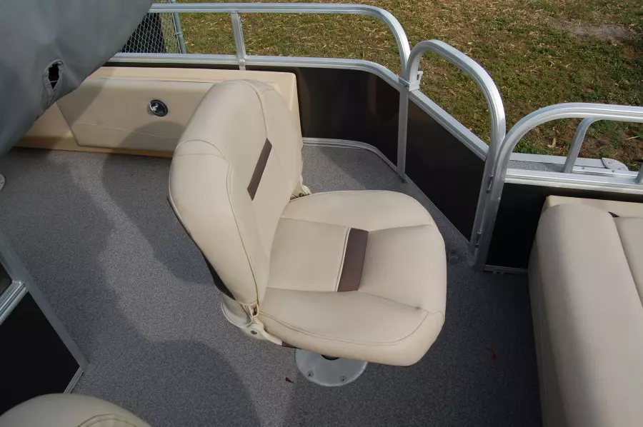 2017 Sun Tracker 22 DLX Fishin Barge