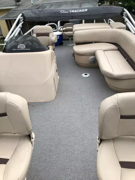 2017 Sun Tracker 22 DLX Fishin Barge
