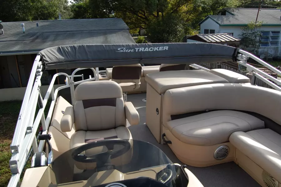 2017 Sun Tracker 22 DLX Fishin Barge