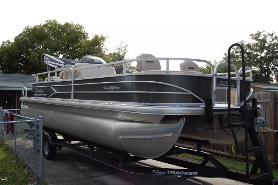 2017 Sun Tracker 22 DLX 
