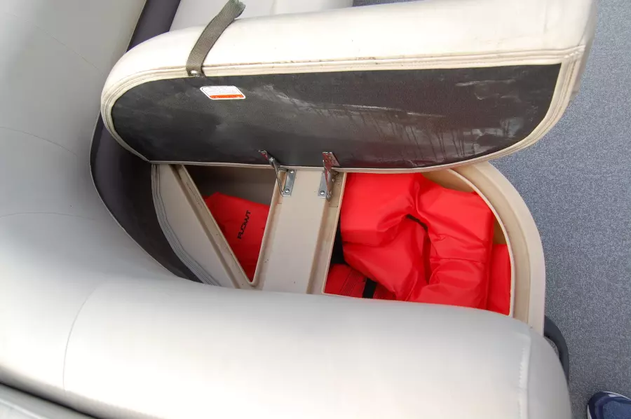 2017 Sun Tracker 22 DLX Fishin Barge