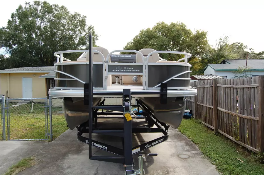 2017 Sun Tracker 22 DLX Fishin Barge