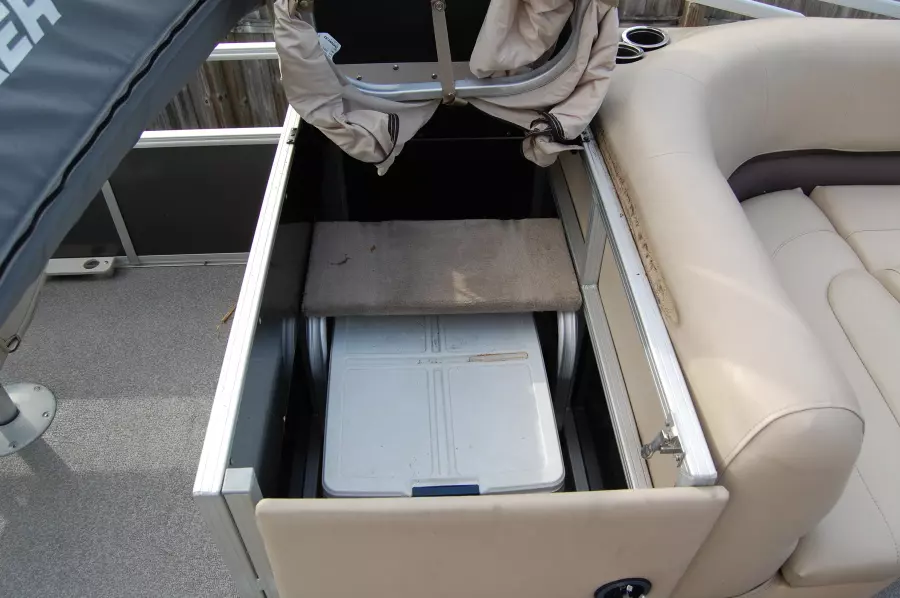 2017 Sun Tracker 22 DLX Fishin Barge